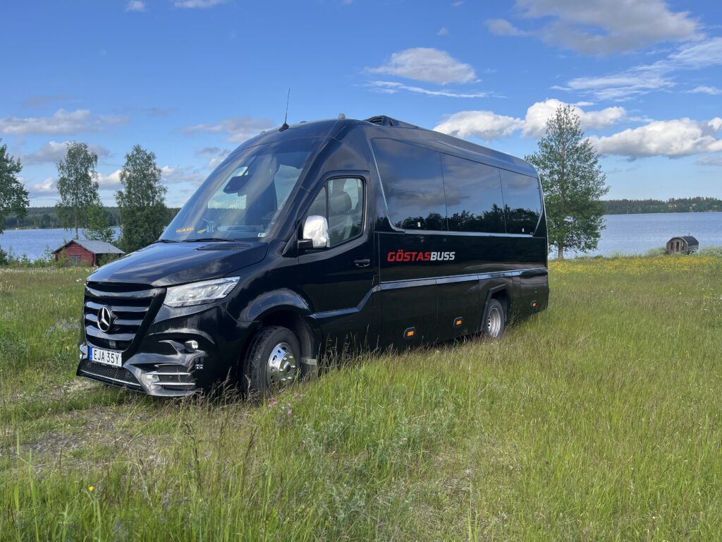 VIP-buss i sommarlandskap